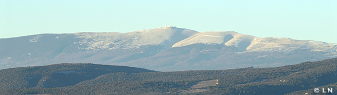 Location luberon : Baume Brune, au loin le Ventoux