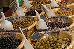 Stand d'olives au marché d'Apt en Luberon